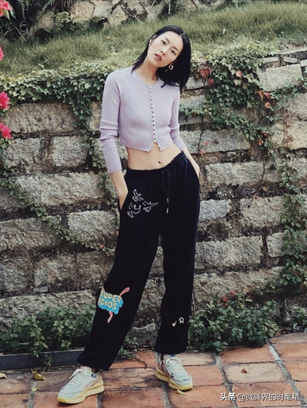 33歲劉雯“炫腹”上熱搜,“紙片腰”成冬天穿衣新風向標 33歲劉雯“炫腹”上熱搜,“紙片腰”成冬天穿衣新風向標