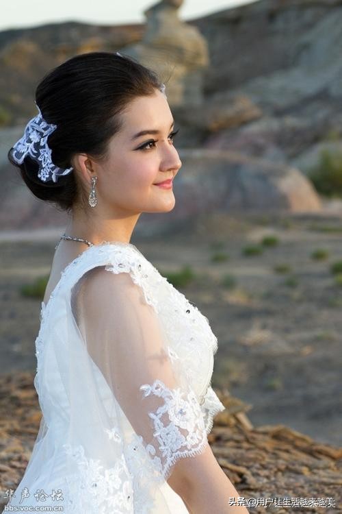 陳妍希一襲露肩長裙仙氣飄飄