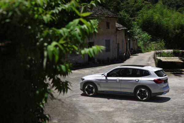 續航500km,降價7萬後的寶馬iX3 VS Model Y,你選誰? 續航500km,降價7萬後的寶馬iX3 VS Model Y,你選誰?
