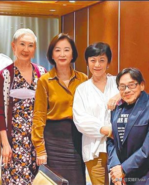 林青霞罕見參加老年人聚會,穿緞面襯衫獨樹一幟,67歲美貌太搶鏡 林青霞罕見參加老年人聚會,穿緞面襯衫獨樹一幟,67歲美貌太搶鏡
