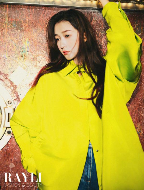 封面 | 關曉彤變身派對樂團歌手，展現超酷樂團風，潮流少女範十足