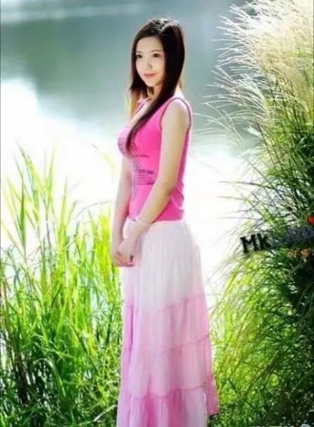 一歲增愁一歲新，喜迎春風拂春水