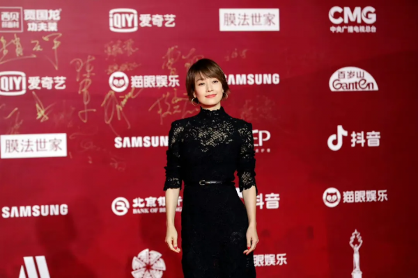 北影節閉幕式紅毯：關曉彤和唐嫣撞衫，周深穿高跟鞋，鞏俐黑白配