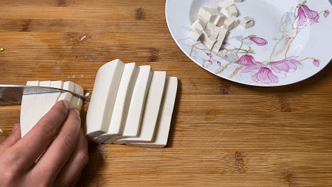 小蔥拌豆腐好吃有方法,這樣做的豆腐入口嫩滑,蔥香十足清淡解膩 小蔥拌豆腐好吃有方法,這樣做的豆腐入口嫩滑,蔥香十足清淡解膩