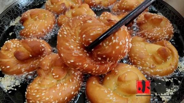 過年必備炸果子,教你更好吃的做法,不幹不硬香酥柔軟,做法簡單 過年必備炸果子,教你更好吃的做法,不幹不硬香酥柔軟,做法簡單