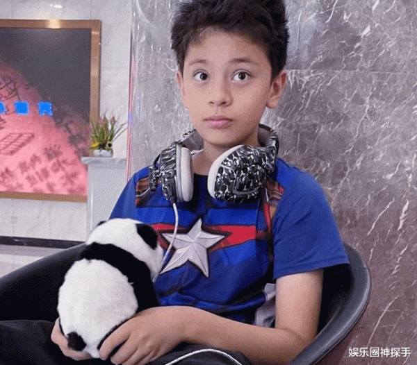 史可倆個混血兒子長大了,21歲老大混血感十足,14歲老二顏值高 史可倆個混血兒子長大了,21歲老大混血感十足,14歲老二顏值高