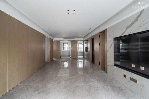 沒有想到，120㎡客廳陽臺打通後地磚通鋪，看起來比大平層還寬敞