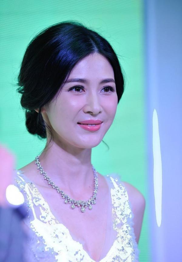 童蕾挺有女人味的，白裙上面鑲亮鑽好吸睛，清純感與成熟感並存