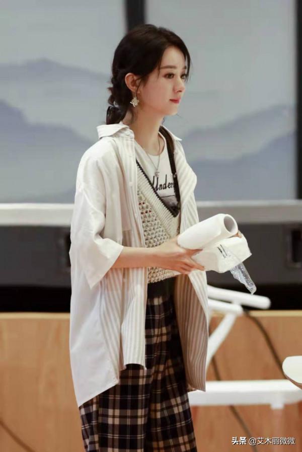 真清純還是“裝”清純？趙麗穎穿襯衫百褶裙扮學生妹，少女感滿滿