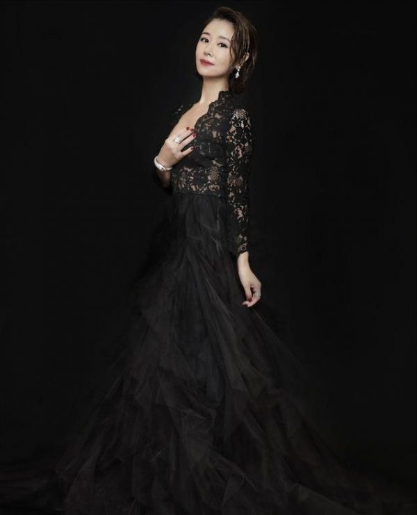 44歲林心如真會穿！蕾絲連體褲穿出女王氣場，氣質優雅有品位