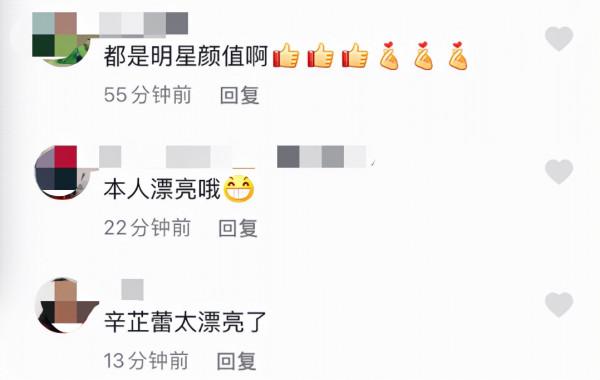 辛芷蕾回老家參加親弟婚禮，打扮低調顏值突出，和新娘熱聊感情好