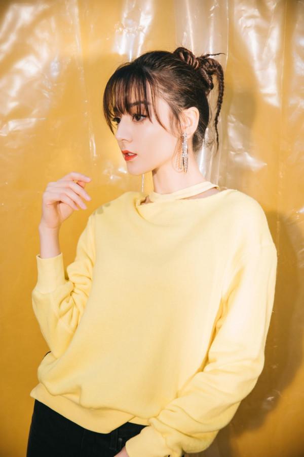 黃色系的迪麗熱巴