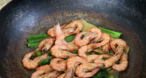 大蝦新吃法，不放一滴水，不用一滴油，營養不流失，這做法不常見