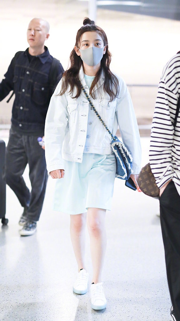 38歲張柏芝現身機場，和20歲的宋祖兒同穿黑色，網友：傻傻分不清