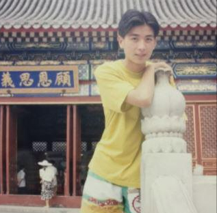 “古老師”保劍鋒:28歲爆紅,37歲跌落神壇,老婆46歲為他生子 “古老師”保劍鋒:28歲爆紅,37歲跌落神壇,老婆46歲為他生子