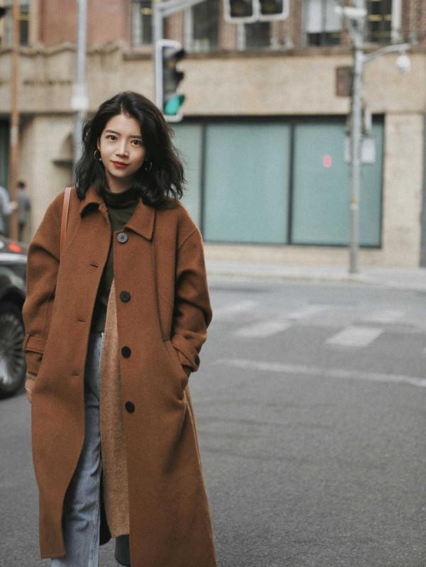 秋冬買大衣，儘量減少黑白灰，這幾種顏色更高階，襯托膚色顯白