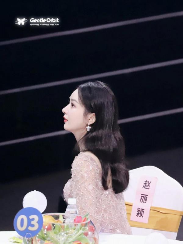 晚會臺下的趙麗穎 專心看節目的穎寶好美