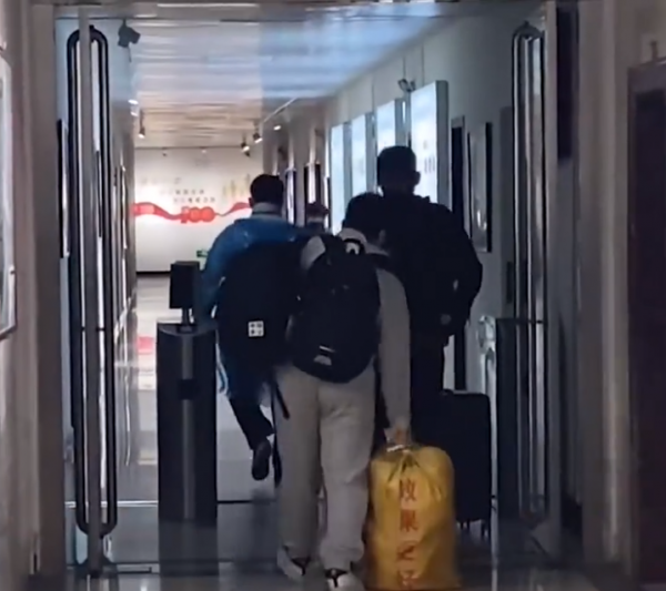 河南00後新生用化肥袋子裝行李，老師看得目不轉睛，網友議論紛紛