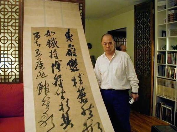 65歲張鐵林為友人作畫！肚腩突出襯衫鬆垮，戴老花鏡頭頂扎小辮