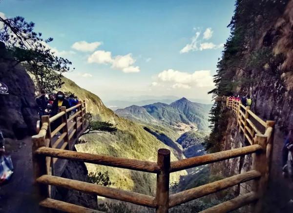 帳篷滿天飛,難道有魔法?來這裡與秋日相逢一席雲中金色草甸盛宴 帳篷滿天飛,難道有魔法?來這裡與秋日相逢一席雲中金色草甸盛宴