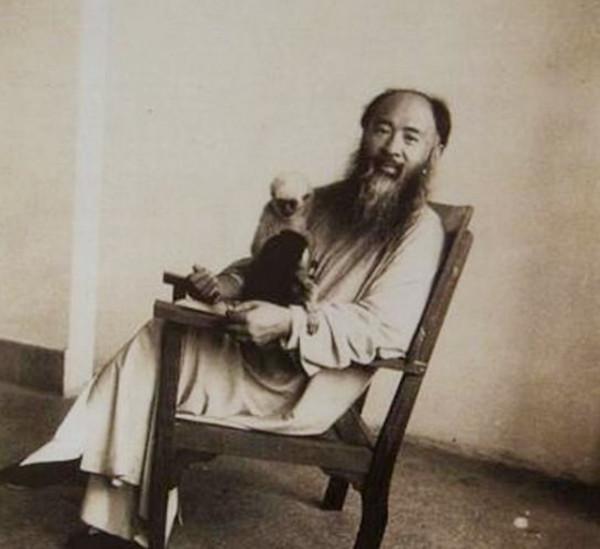 張大千賣假畫，被富商女兒識破，張大千反而“撩”到她