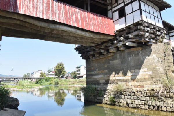 1400年曆史的古橋，藏在小鎮上，竟然還是中國古廊橋的孤例