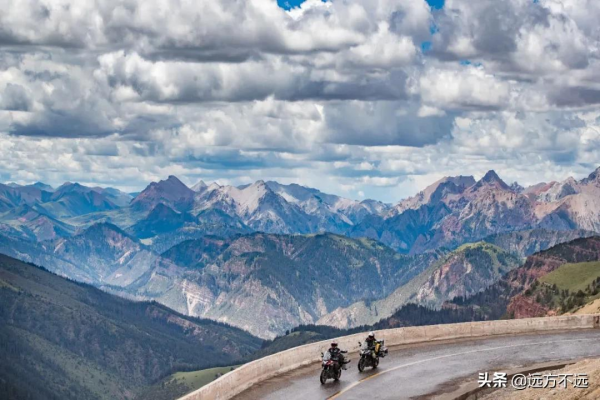 摩旅西藏的路上，我們闖入西藏小學，幹了件麼麼噠的事