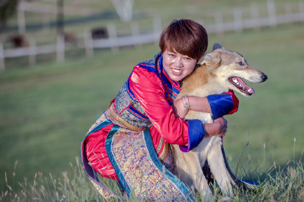 最怕狼的草原姑娘，意外發現降服野狼的妙招，從此多了一群狼朋友