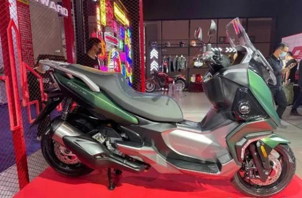 錢江大踏板迴歸,採用隆鑫350、寶馬C400系列同款發動機 錢江大踏板迴歸,採用隆鑫350、寶馬C400系列同款發動機