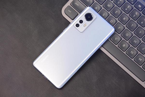 iPhone使用者換安卓手機的最佳之選，價格便宜體驗卻不差，今晚開售