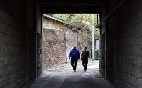 山東大爺五代人擠居炮樓58年，牆厚72公分，裝暖氣耗費20年