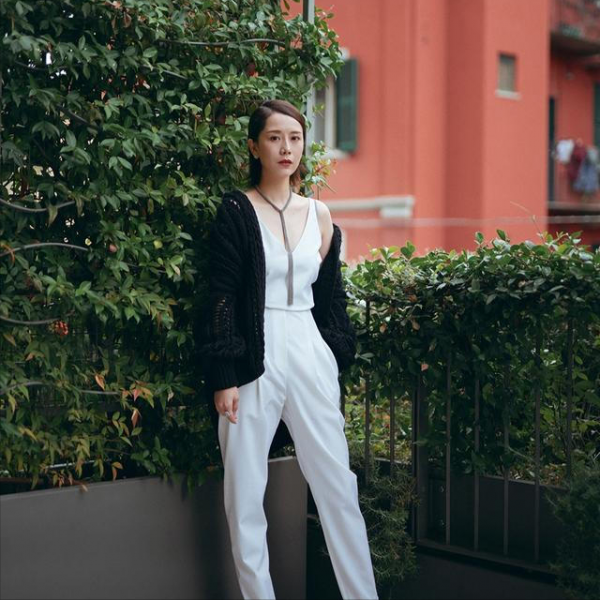 知性優雅的海清，穿連衣褲大方得體，有種歲月沉澱出的美