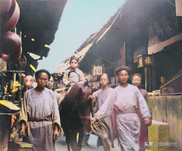 晚清老照片：旗人女子酷似如今名人，衙役摁倒犯人行刑