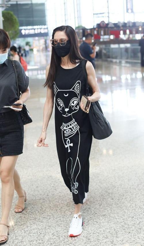 李若彤的身材和臉相差30歲,穿背心裙優雅時髦,從側面看更顯苗條 李若彤的身材和臉相差30歲,穿背心裙優雅時髦,從側面看更顯苗條