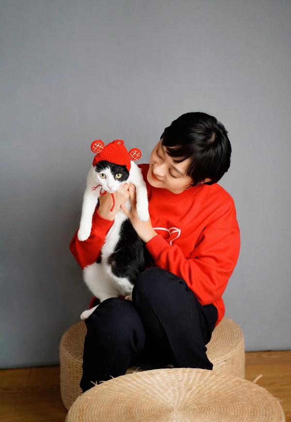 孫儷新年&OpenCurlyDoubleQuote;全家福&rdquo;好特別！穿衛衣和貓狗拍合照，私服造型太封神