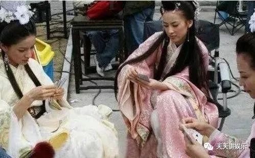 明星片場休息花絮多，你忍到第幾張不笑？喝水時慎入笑噴不負責