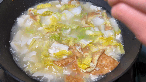 白菜豆腐湯，湯鮮味美汁濃白，豆腐嫩滑不易碎，營養豐富，真好喝