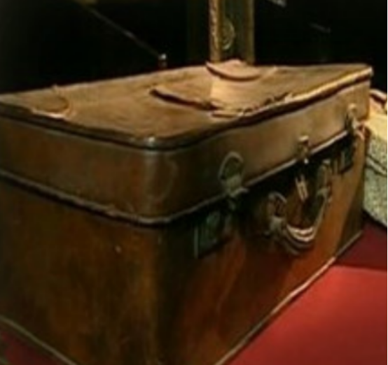 毛主席百年誕辰，記者拿著一箱子找到李敏：這是你媽媽讓交給你的