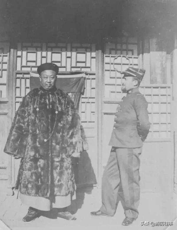 100多年前的晚清社會，慈禧出逃後的寢宮，仍有守衛在看守