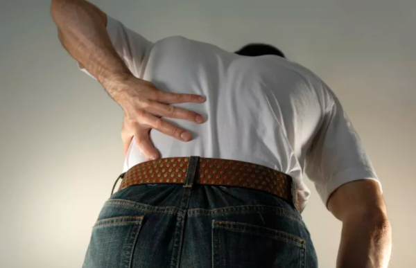 打個噴嚏，竟腰痛直不起身子，怎麼破？微刺血1次搞掂