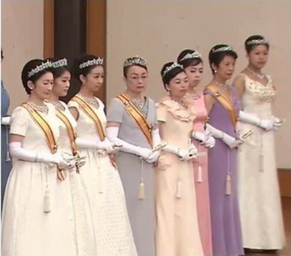 7年前佳子公主首次參加新年祝賀儀式，成全場顏值擔當，靈動嬌俏