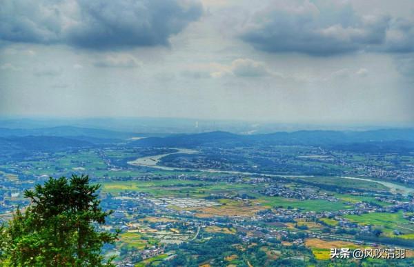 四川隱藏一座“仙山”，李白都讚歎如畫中來，山峰由鐵索緊緊相連