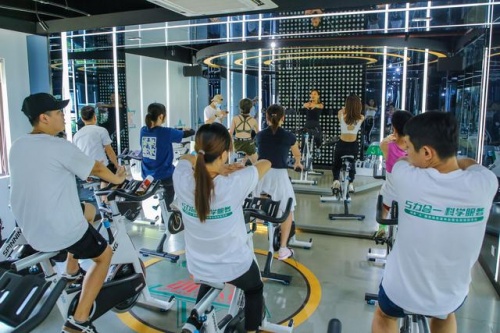 壹健康的1平米健身直播課，很適合冬季減脂運動