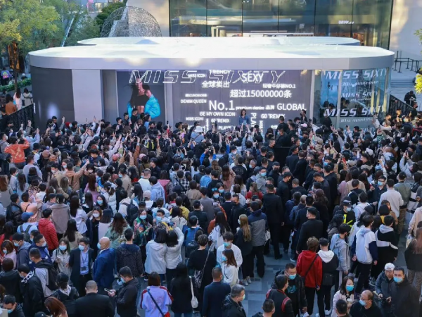 再冷也要穿牛仔褲？進來學江疏影的穿搭秘籍