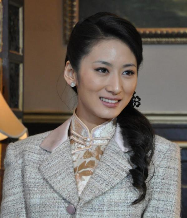 同樣頭飾繁瑣，為何她能做到豔而不俗、動而不亂？