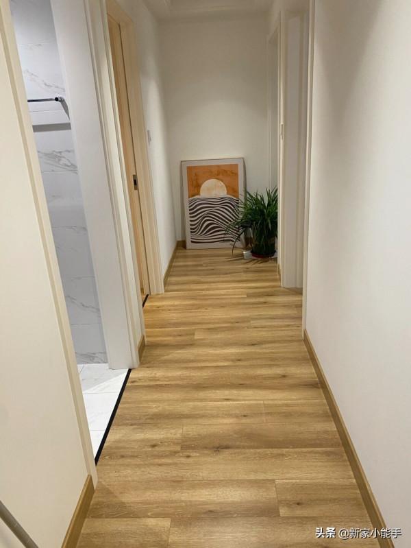 96平裝修花了25W，地面鋪木地板，電視牆不做造型，簡單又好看