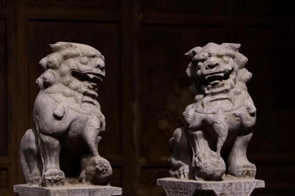 喜獅，此獅形態逼真，威武雄壯，霸氣十足，蹲坐側頭，毛髮起卷