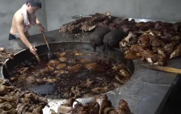 河北大哥在家賣小吃，60年不換湯，食客開豪車行駛40公里來吃