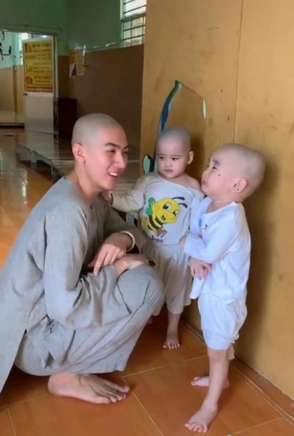 越南180高帥小夥明明可以當明星開豪車,卻偏要當和尚養棄嬰? 越南180高帥小夥明明可以當明星開豪車,卻偏要當和尚養棄嬰?