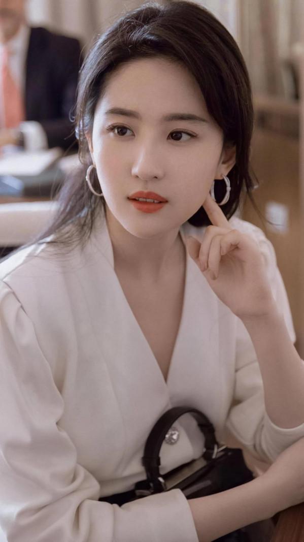 撲面芳香迎面襲人的美，劉亦菲精美大圖集